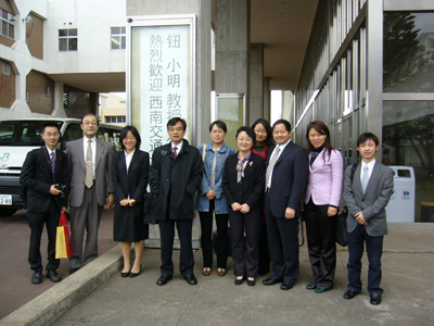 八戸工業大学　本館前　にて